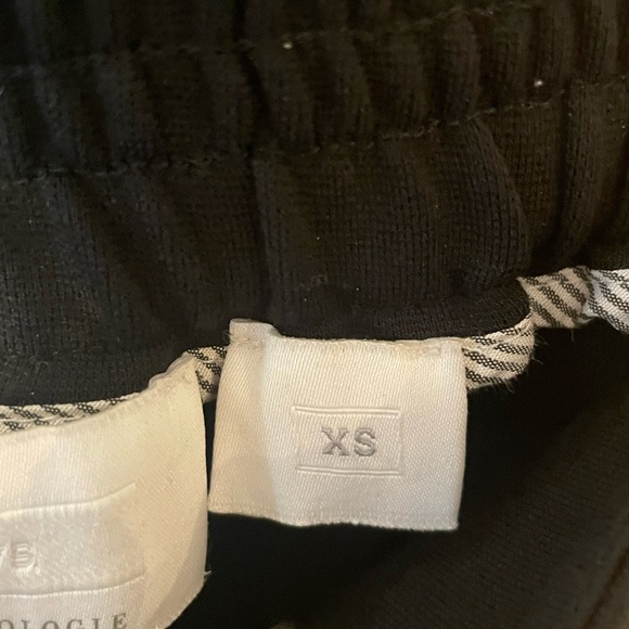 Anthropologie brand wide leg knit pant with front button yoke. Side pockets - Picture 5 of 6